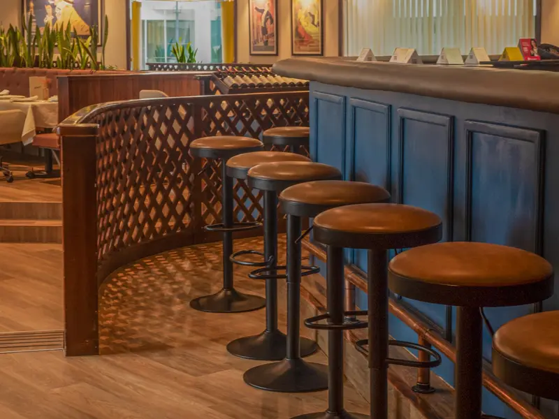La barra de Le Bistrot durante la hora del aperitivo
