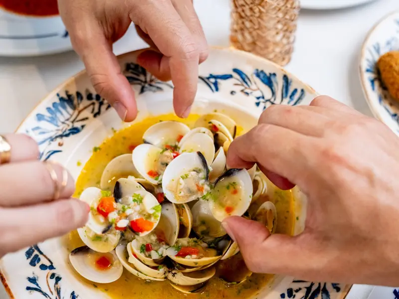 Almejas servidas para compartir en Le Bistrot