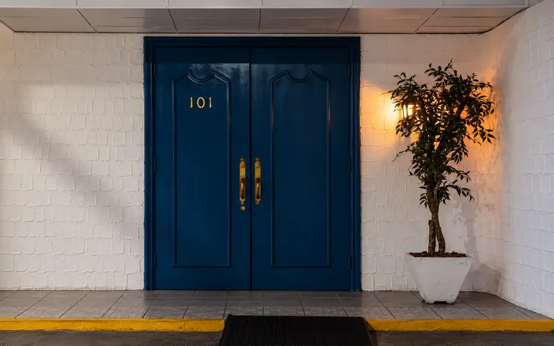 Puerta azul número 101, entrada de Le Bistrot en Centro Comercial Florida, Ciudad de Panamá