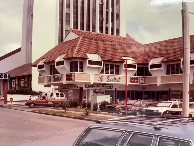 Fachada histórica de Le Bistrot en Marbella, Ciudad de Panamá
