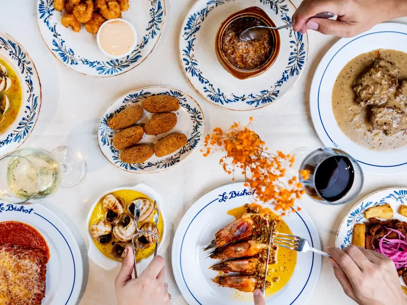 Mesa servida con platos de Le Bistrot en Panamá