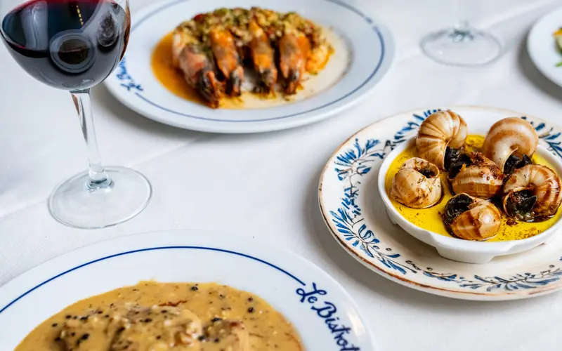 Platos clásicos servidos en la mesa de Le Bistrot
